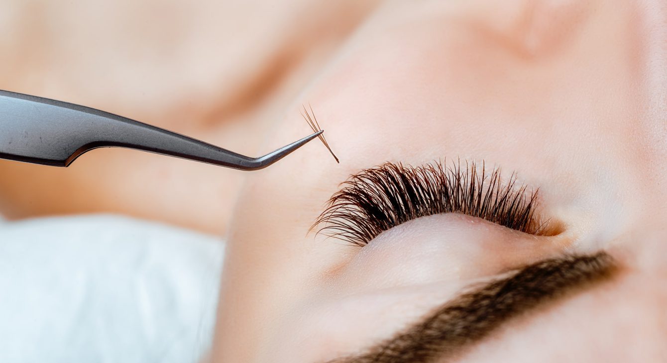 woman-eye-with-long-eyelashes-eyelash-extension-lashes-close-up